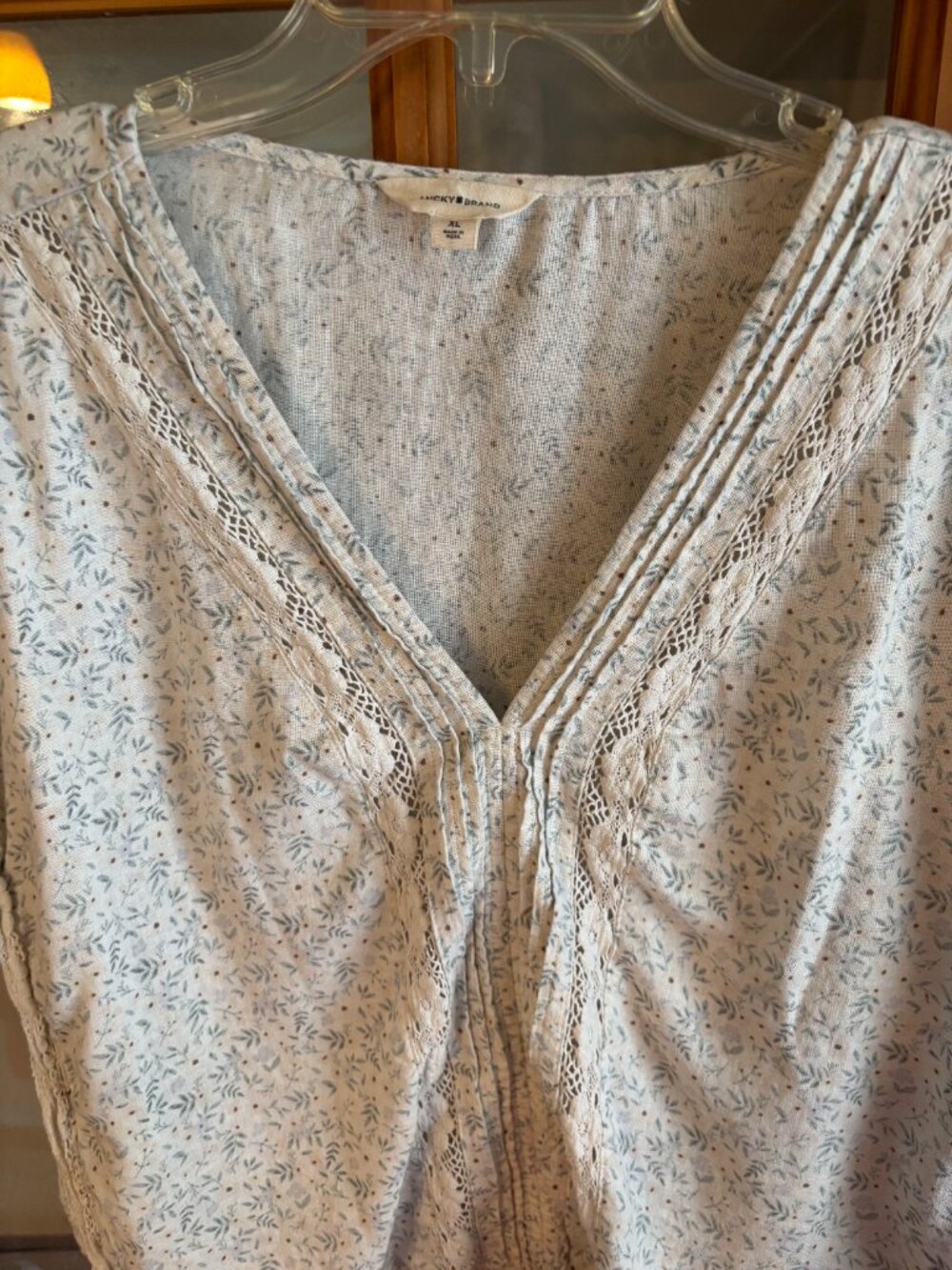 Lucky Brand Women's Lace Trimmed V-Neck Top SZ: XL - Picture 3 of 13